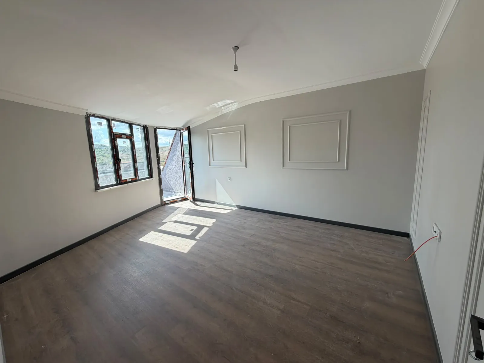 KARLIBAYIR MAHALLESİNDE CADDE ÜZERİ SATILIK 2+1 ÇATI KATI DAİRE KOD(1019)