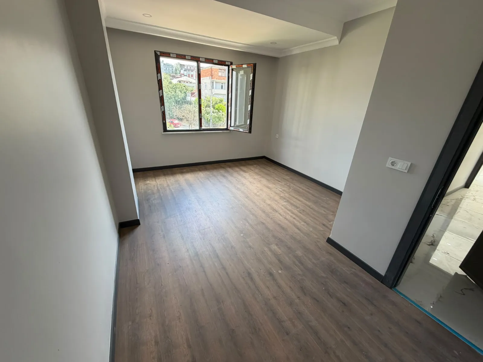 KARLIBAYIR MAHALLESİNDE CADDE CEPHELİ SATILIK 2+1 ARA KAT DAİRE KOD(1021) görsel 3