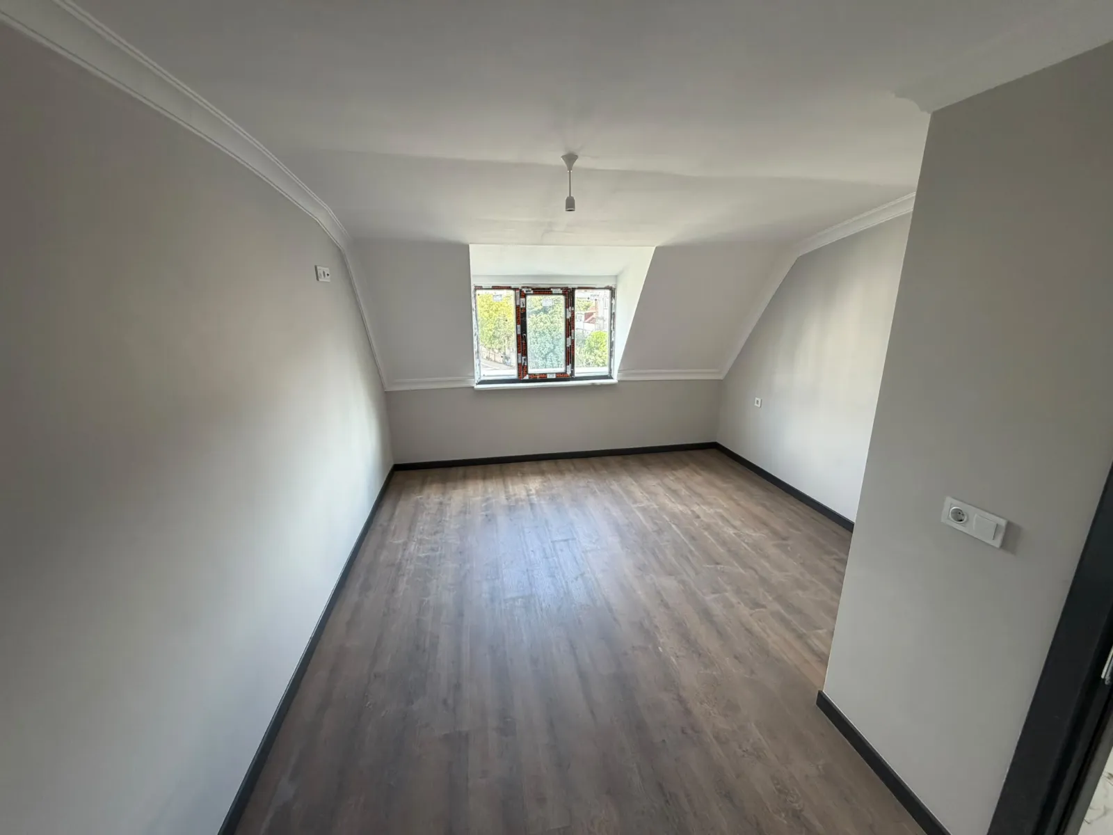 KARLIBAYIR MAHALLESİNDE CADDE ÜZERİ SATILIK 2+1 ÇATI KATI DAİRE KOD(1019) görsel 9