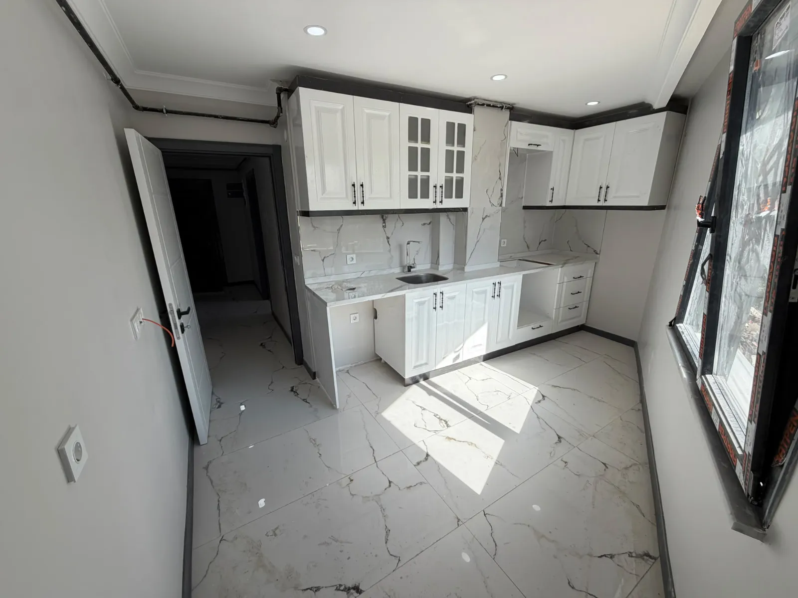 KARLIBAYIR MAHALLESİNDE CADDE CEPHELİ SATILIK 2+1 ARA KAT DAİRE KOD(1021) görsel 6