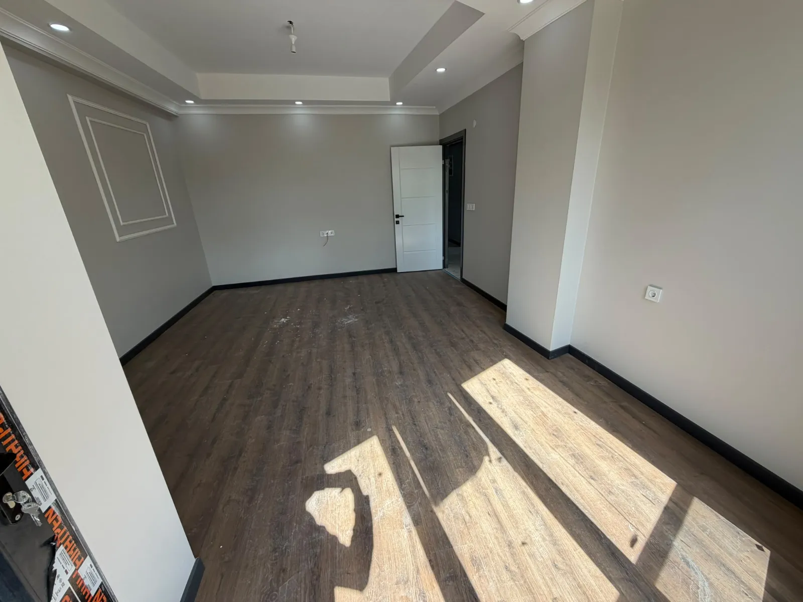 KARLIBAYIR MAHALLESİNDE CADDE CEPHELİ SATILIK 2+1 ARA KAT DAİRE KOD(1021) görsel 8