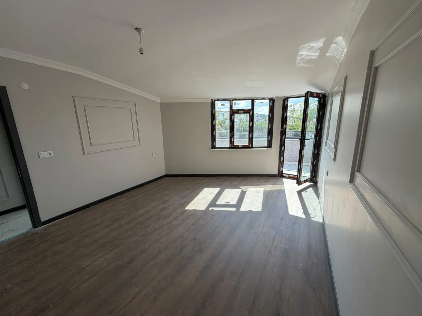 KARLIBAYIR MAHALLESİNDE CADDE ÜZERİ SATILIK 2+1 ÇATI KATI DAİRE KOD(1019) görsel 3