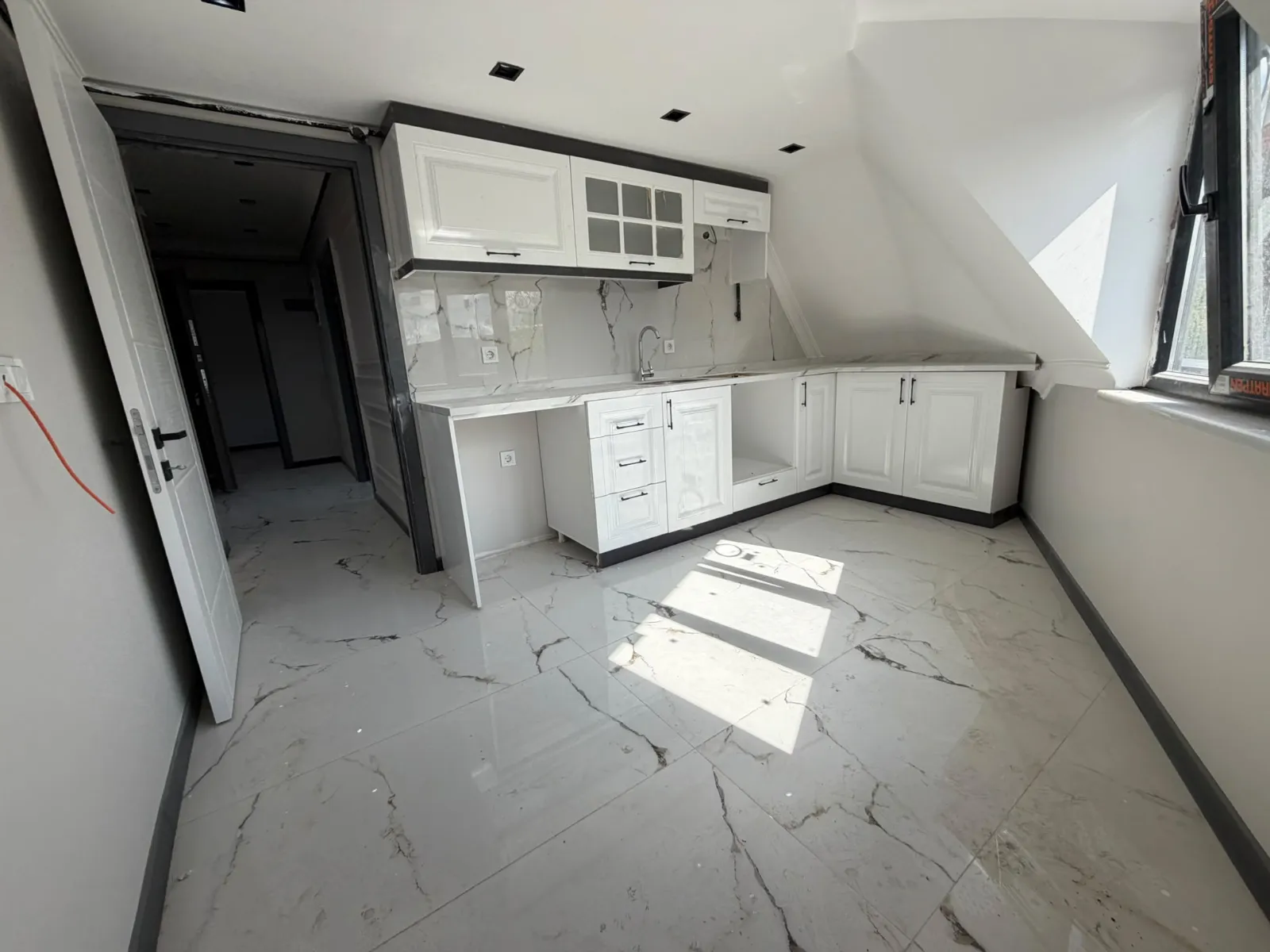 KARLIBAYIR MAHALLESİNDE CADDE ÜZERİ SATILIK 2+1 ÇATI KATI DAİRE KOD(1019) görsel 6